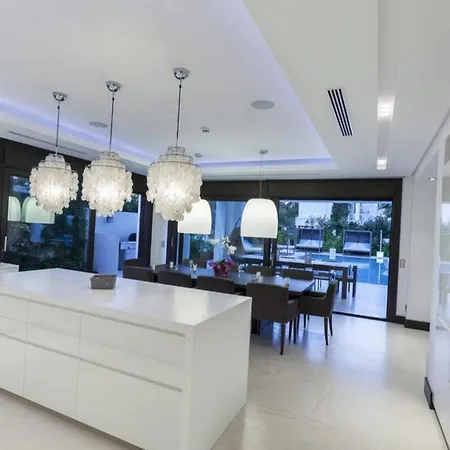 בית נופש Beautiful With Pool 10 Pp מארבלה